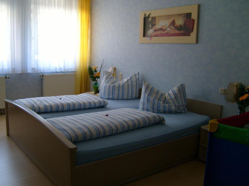 Stadtcafe Pension Grünstadt المظهر الخارجي الصورة